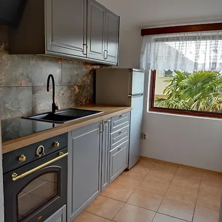 Car Apartment *