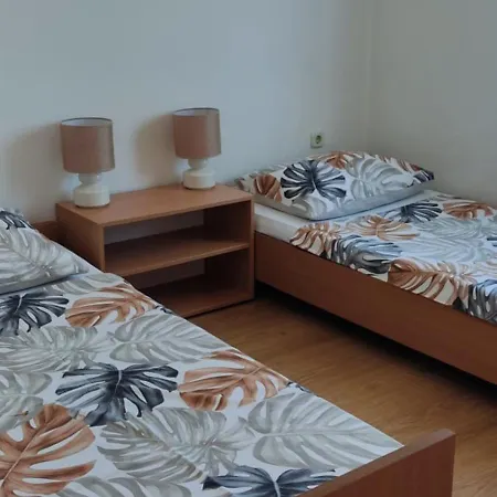 Car Apartment *